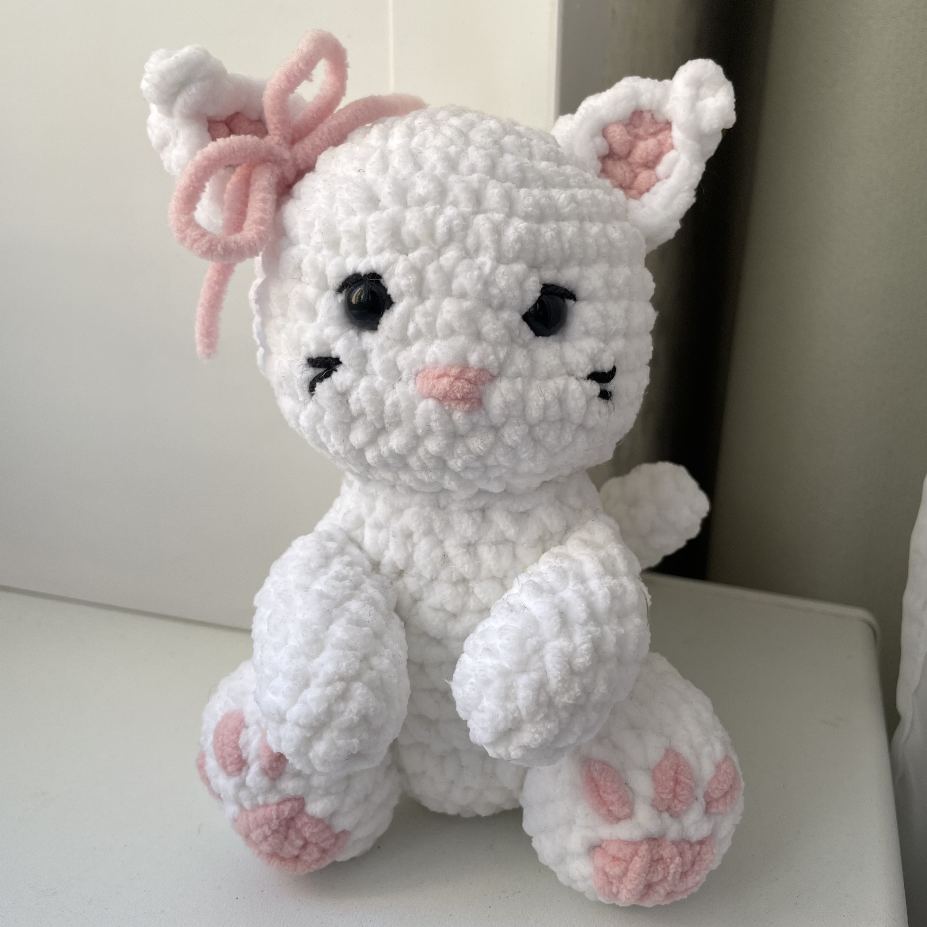Вязаная кошечка с бантиком 🎀